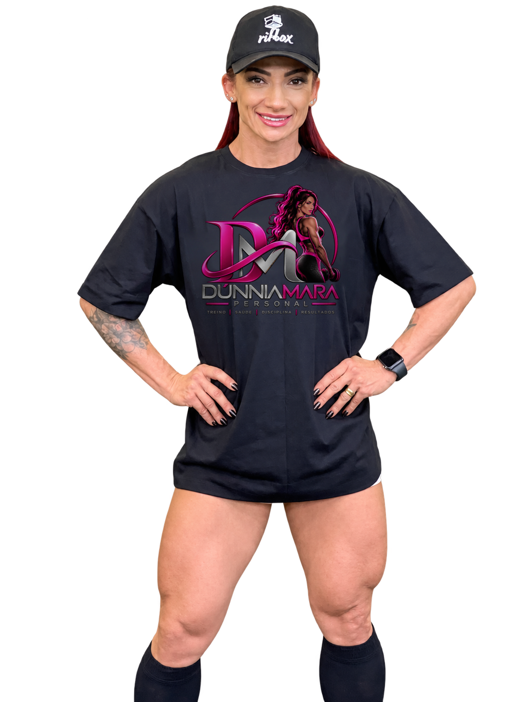 Dúnnia Mara, personal trainer, com camiseta Treinador RITBOX